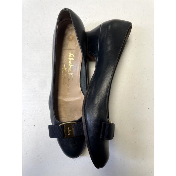 SALVATORE FERRAGAMO Women's Black Leather Vara Bow Low Pump Size 7.5AA - Picture 4 of 11